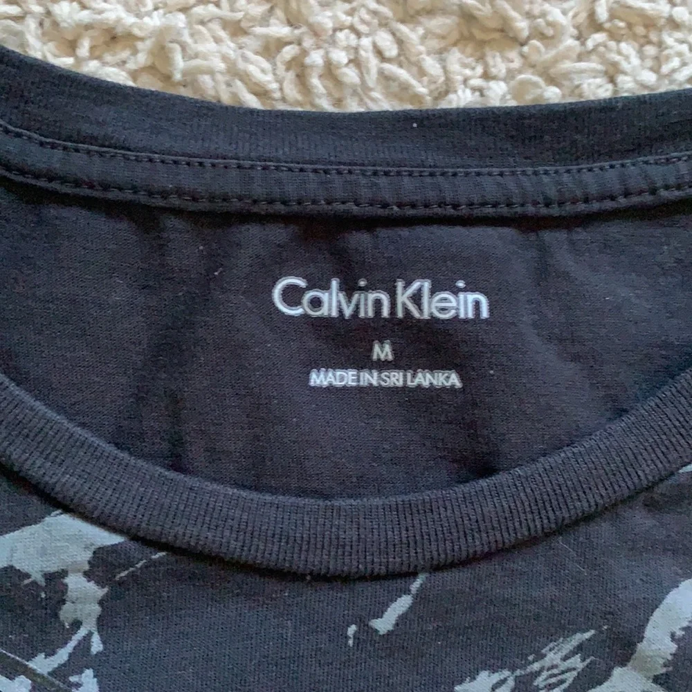 Calvin Klein T shirt - Picture 2 of 2